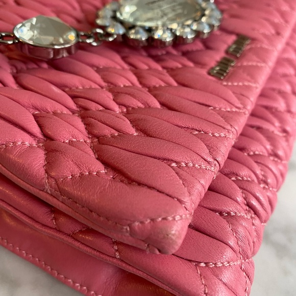 Miu Miu Crystal-embellished pink matelassê leather bag - Picture 4 of 8